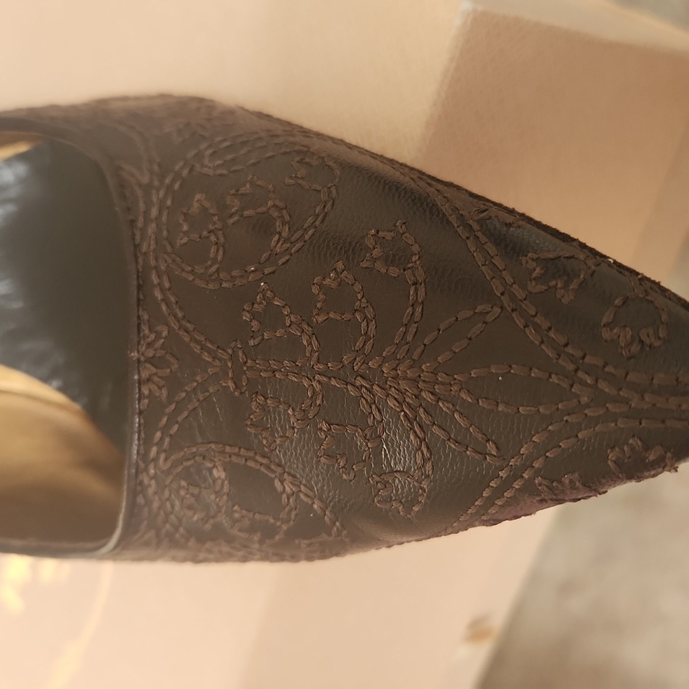 PRADA MILANO MADE IN ITALY SIZE 381/2 HEELS. All my shoes are authentic. - Picture 4 of 9
